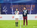 踢足球要穿钉鞋才能踢吗，踢足球要穿钉鞋才能踢吗